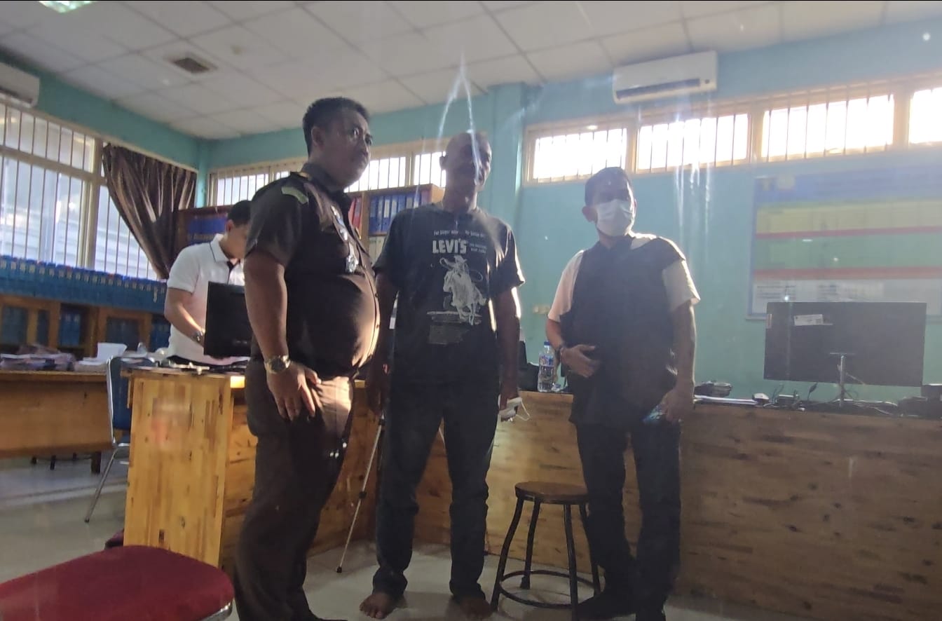 Godol buronan kejaksaan diduga menjadi otak di balik pembacokan Jaksa Godol buronan kejaksaan diduga menjadi otak di balik pembacokan Jaksa