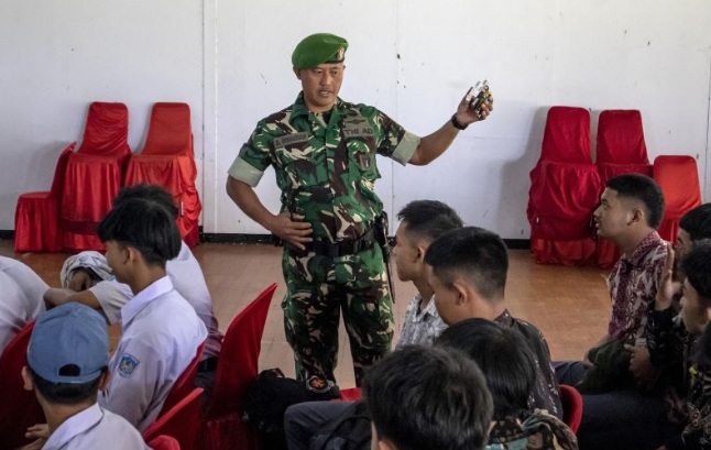 Bupati Purwakarta ajak anggota DPR tinjau pendidikan di barak militer Bupati Purwakarta ajak anggota DPR tinjau pendidikan di barak militer
