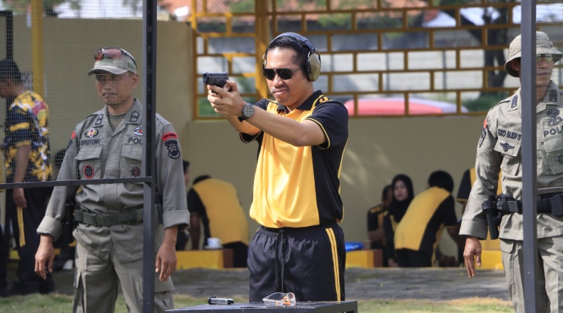Kapolres Tegal dorong personel tingkatkan kompetensi penggunaan senjata api Kapolres Tegal dorong personel tingkatkan kompetensi penggunaan senjata api