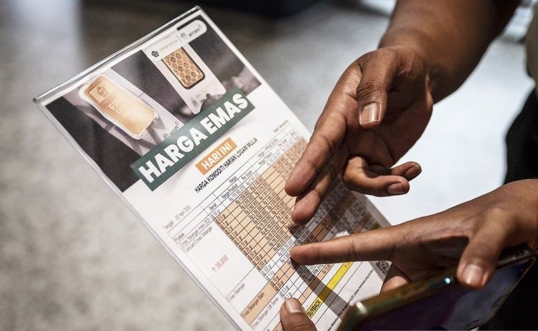 Harga emas di Pegadaian kompak merosot pada Jumat
