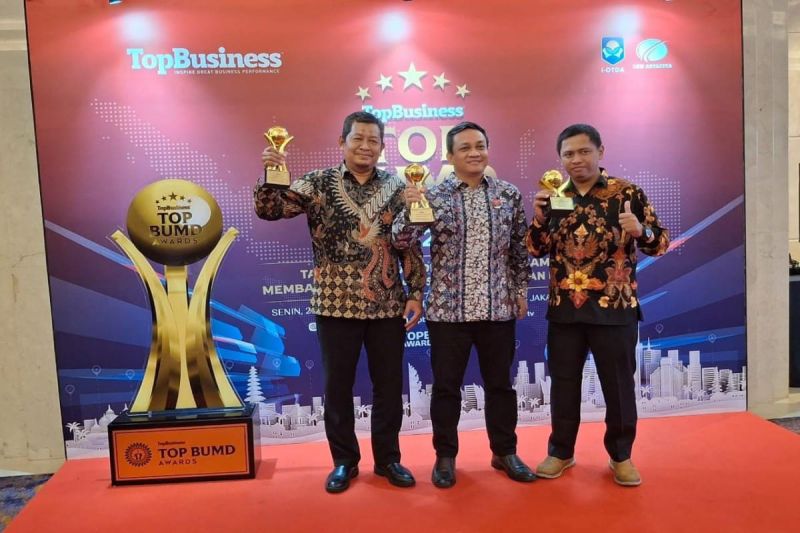 Pemkot Pekalongan raih tiga penghargaan Top BUMD Award 2025 Pemkot Pekalongan raih tiga penghargaan Top BUMD Award 2025