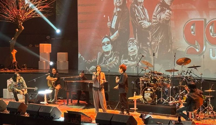 Nicky Astria turut meriahkan konser GodBless Unplugged Nicky Astria turut meriahkan konser GodBless Unplugged