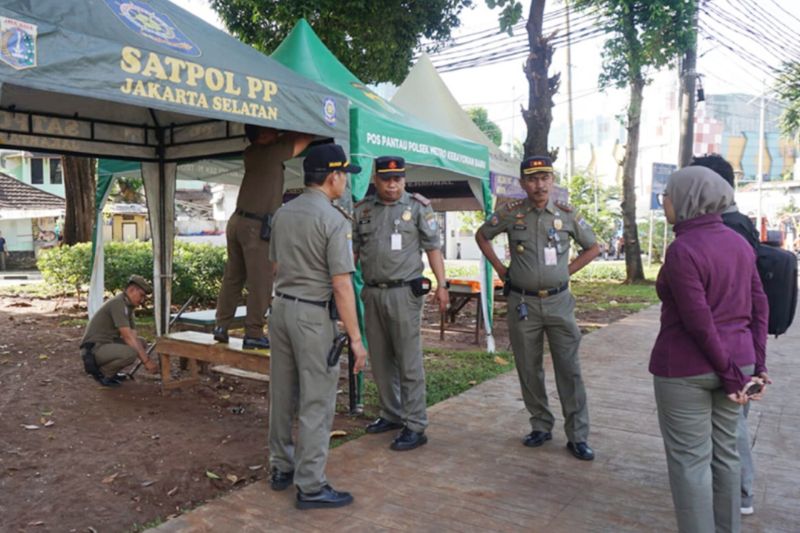 Satpol PP Jaksel tindak PKL langgar aturan di Blok M Satpol PP Jaksel tindak PKL langgar aturan di Blok M