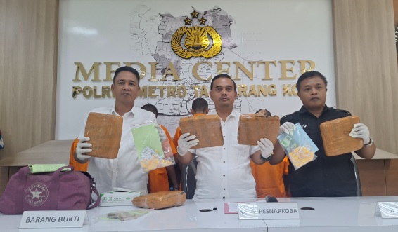 Modus toko sembako, polisi tangkap tiga pelaku peredaran obat keras di Tangerang Modus toko sembako, polisi tangkap tiga pelaku peredaran obat keras di Tangerang