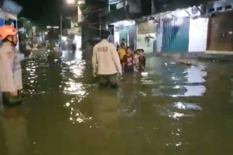 Ratusan rumah di Muara Angke terendam banjir rob Ratusan rumah di Muara Angke terendam banjir rob