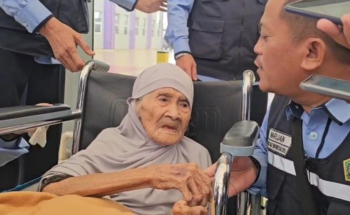 Jemaah tertua Indonesia Mbah Sumbuk (109) tiba di Tanah Suci