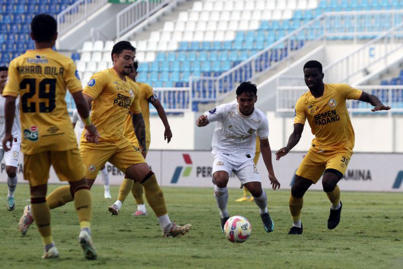 Semen Padang kalahkan tuan rumah Arema FC 2-0 Semen Padang kalahkan tuan rumah Arema FC 2-0