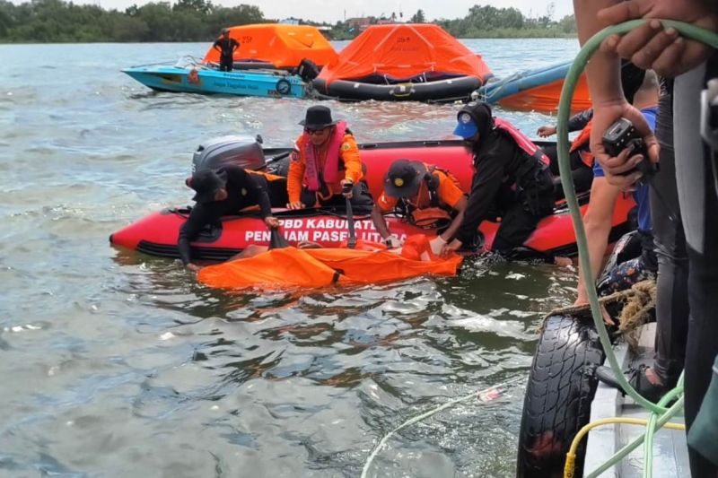Tim SAR temukan satu korban feri tenggelam di Teluk Balikpapan Tim SAR temukan satu korban feri tenggelam di Teluk Balikpapan