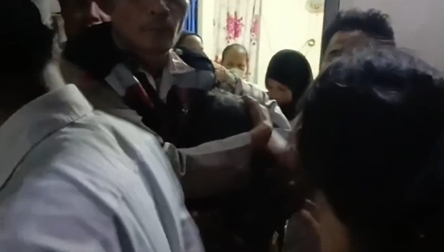 Jadi korban pelecehan seksual, warga datangi rumah terduga pelaku Jadi korban pelecehan seksual, warga datangi rumah terduga pelaku