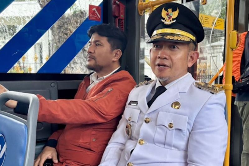 Fadjar Churniawan gunakan angkutan umum ikuti pelantikan jadi bupati Fadjar Churniawan gunakan angkutan umum ikuti pelantikan jadi bupati