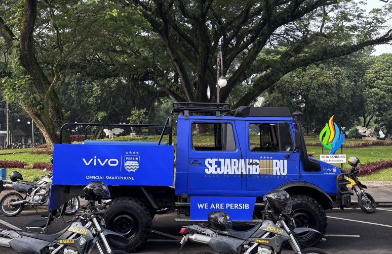 Persib gunakan empat unit Unimog untuk pawai juara Persib gunakan empat unit Unimog untuk pawai juara