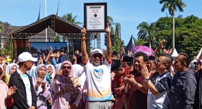 808 pelajar mainkan alat musik tradisional Pupuik Sarunai raih rekor dunia 808 pelajar mainkan alat musik tradisional Pupuik Sarunai raih rekor dunia