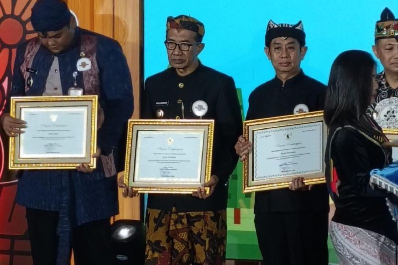 Pemkab Banyuwangi peroleh penghargaan FTBIN 2025 dari Kemendikdasmen Pemkab Banyuwangi peroleh penghargaan FTBIN 2025 dari Kemendikdasmen