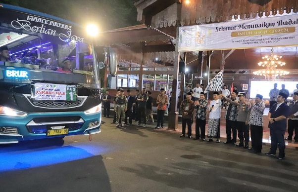Lepas JCH Kloter 46 dan 47, Bupati Kudus titip doa agar Kudus aman dan sejahtera Lepas JCH Kloter 46 dan 47, Bupati Kudus titip doa agar Kudus aman dan sejahtera