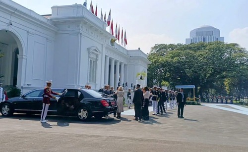 Presiden Macron di Istana Merdeka disambut hangat Prabowo