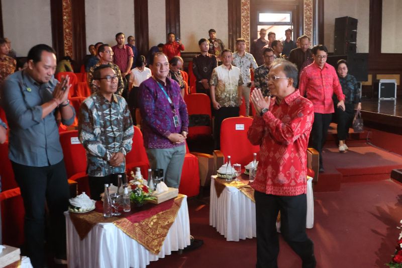 Koster kumpulkan pelaku usaha minta olah sampah sendiri Koster kumpulkan pelaku usaha minta olah sampah sendiri