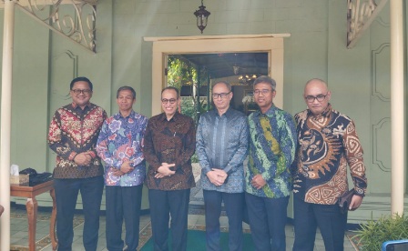 Enam dubes alumni UGM sowan Sri Sultan HB X Enam dubes alumni UGM sowan Sri Sultan HB X