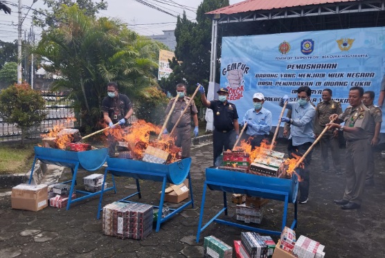 Jutaan rokok ilegal dan ribuan botol vape senilai Rp2,5 miliar di Yogyakarta dimusnahkan Jutaan rokok ilegal dan ribuan botol vape senilai Rp2,5 miliar di Yogyakarta dimusnahkan