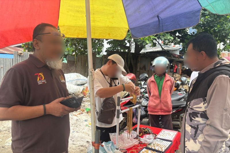 Imigrasi deportasi 2 WNA ilegal yang jual beli batu giok di Kendari Imigrasi deportasi 2 WNA ilegal yang jual beli batu giok di Kendari