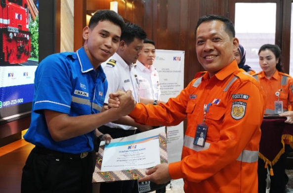 KAI Sumut beri penghargaan petugas kebersihan yang gagalkan aksi pencurian kabel sinyal KAI Sumut beri penghargaan petugas kebersihan yang gagalkan aksi pencurian kabel sinyalÂ