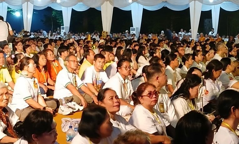 Ribuan umat Buddha ikuti detik-detik Waisak 2569 BE di Borobudur