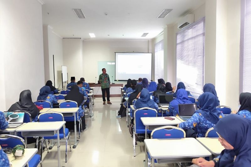 Tenaga pendidik di Kota Tangerang dilatih penggunaan AI Tenaga pendidik di Kota Tangerang dilatih penggunaan AI
