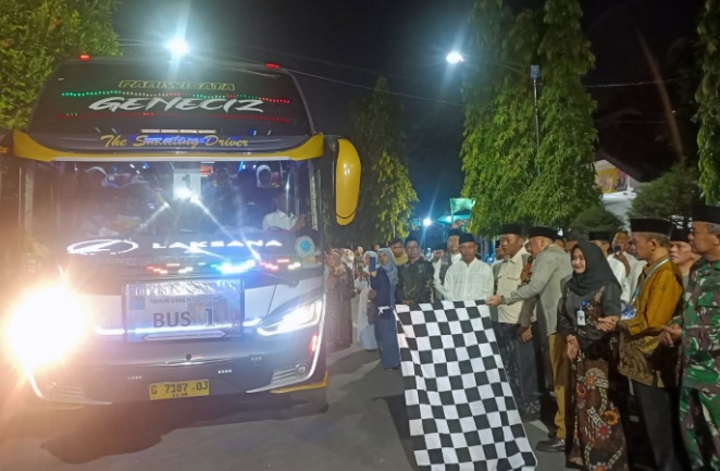 Dilepas wali kota, polisi kawal keberangkatan JCH Kota Tegal Tahun 1446 H Dilepas wali kota, polisi kawal keberangkatan JCH Kota Tegal Tahun 1446 H
