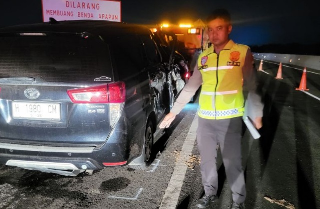 Dua orang tewas dalam kecelakaan mobil anggota DPR di tol Pemalang Dua orang tewas dalam kecelakaan mobil anggota DPR di tol Pemalang