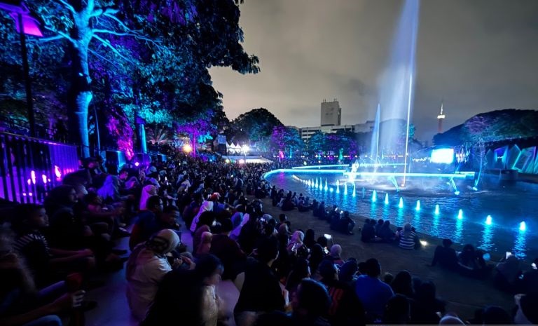 Warga tetap sambut meriah Jakarta Light Festival di Hari kedua