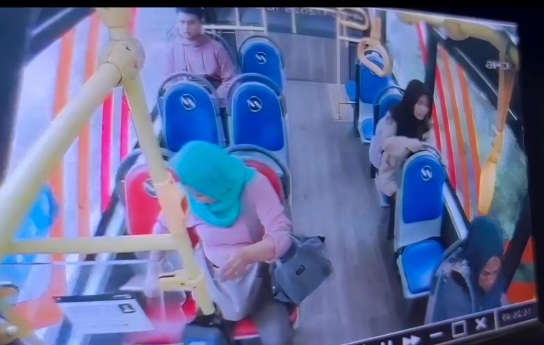 Polisi tangkap pencuri laptop yang beraksi di bus Transjakarta Polisi tangkap pencuri laptop yang beraksi di bus Transjakarta