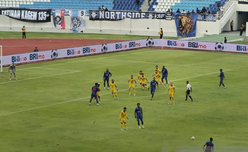 Persik tekuk tuan rumah Arema FC 3-0 di Stadion Kanjuruhan Persik tekuk tuan rumah Arema FC 3-0 di Stadion Kanjuruhan