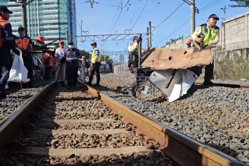 Area jalur rel Tanah Abang-Duri dibenahi Area jalur rel Tanah Abang-Duri dibenahi