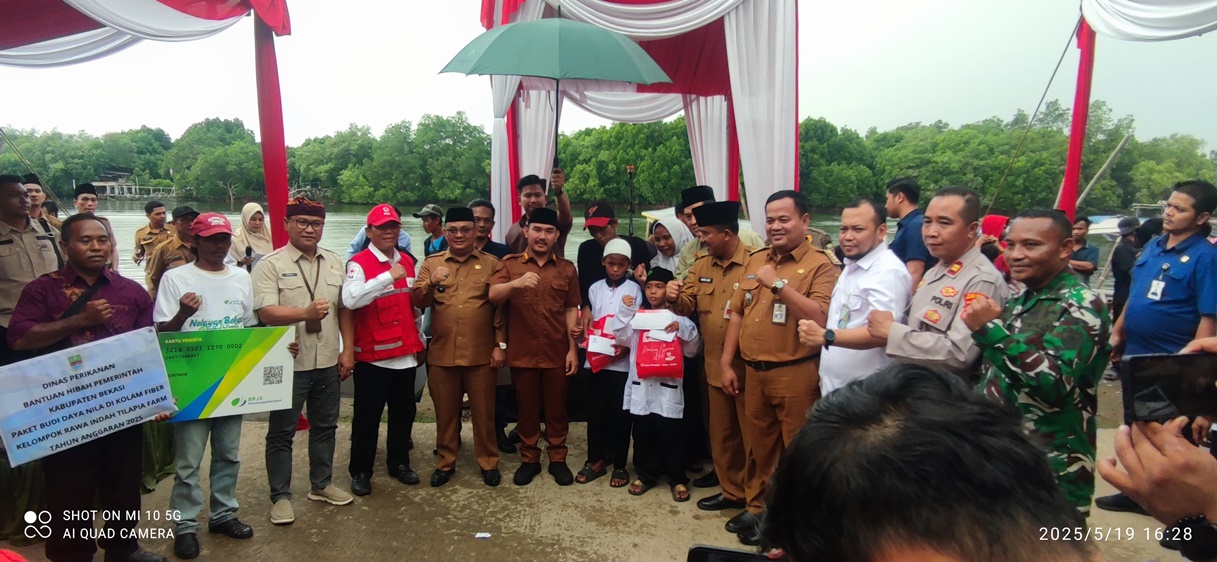 Bupati Bekasi berikan jamsostek dan sarpras bagi nelayan dan pembudidaya ikan
