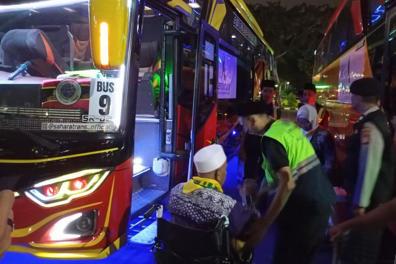 Menag lepas keberangkatan jamaah calon haji kloter pertama