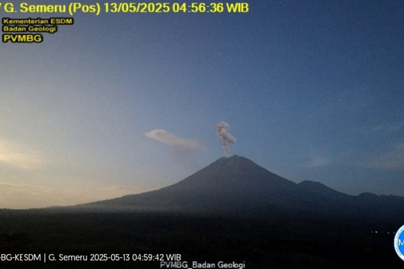 Gunung Semeru erupsi dengan tinggi letusan 1 km di atas puncak Gunung Semeru erupsi dengan tinggi letusan 1 km di atas puncak