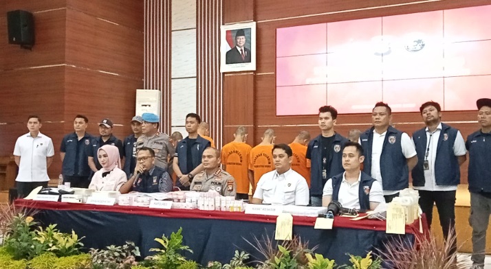 Delapan pemalsu kosmetik GlowGlowing ditangkap di Bekasi Delapan pemalsu kosmetik GlowGlowing ditangkap di Bekasi
