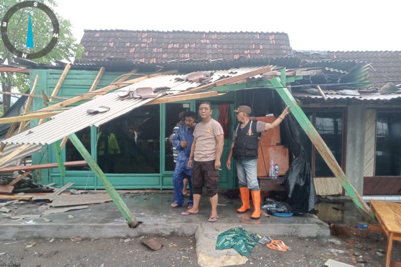 Belasan rumah di Situbondo porak-poranda diterjang angin kencang