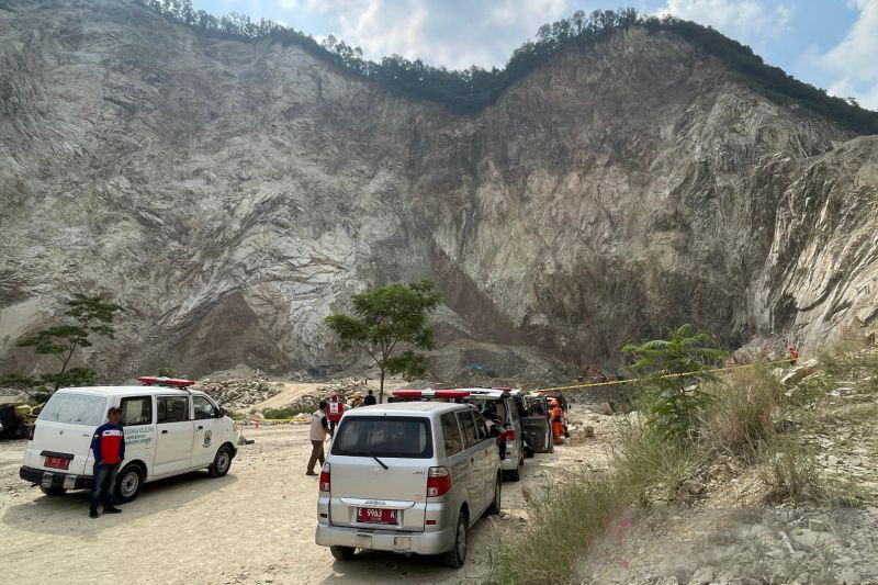 Gubernur Jabar cabut izin tambang di Gunung Kuda usai longsor