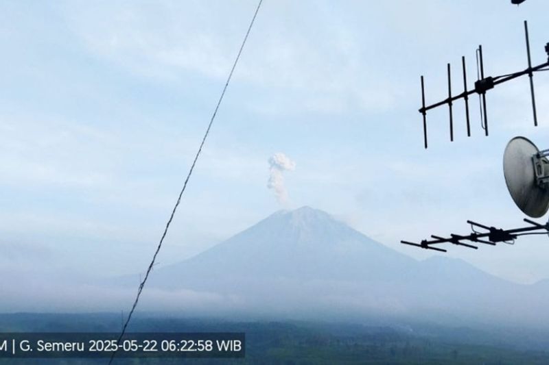 Gunung Semeru kembali erupsi dengan letusan setinggi 700 meter Gunung Semeru kembali erupsi dengan letusan setinggi 700 meter