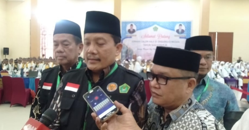 Sekretaris PPIH Embarkasi Medan sambut kedatangan jemaah calon haji Kloter 8