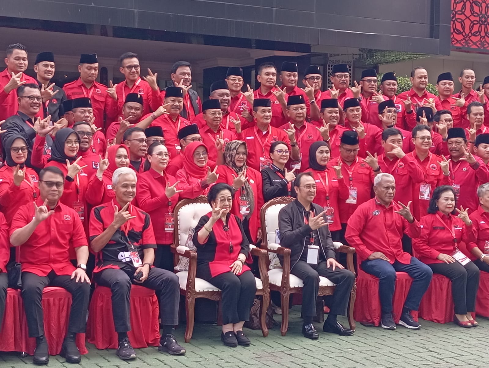 Jelang penutupan pembekalan Kepala Daerah, Megawati adakan sesi foto bersama di depan sekolah partai