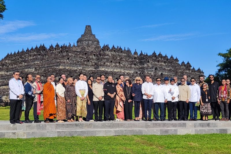 Prabowo dan Macron foto bersama seniman di Borobudur