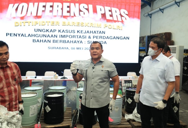 Bareskrim Polri bongkar perdagangan sianida ilegal di Surabaya dan Pasuruan Bareskrim Polri bongkar perdagangan sianida ilegal di Surabaya dan Pasuruan