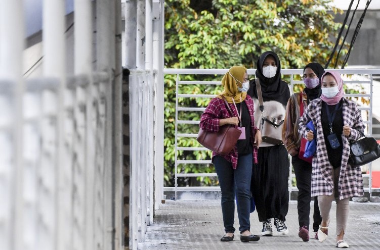 Seorang pria nekat lompat di JPO Setiabudi Jaksel Seorang pria nekat lompat di JPO Setiabudi Jaksel