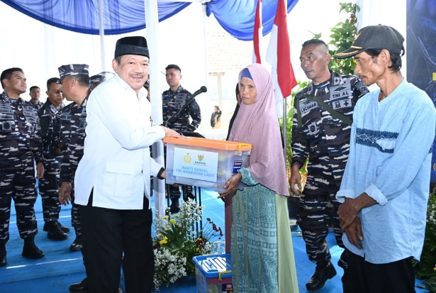 BAZNAS dan TNI AL distribusikan paket logistik keluarga bagi masyarakat Banten BAZNAS dan TNI AL distribusikan paket logistik keluarga bagi masyarakat Banten
