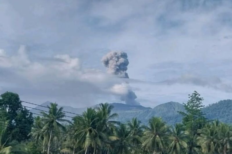 Gunung Dukono semburkan abu vulkanik setinggi 1.600 meter Gunung Dukono semburkan abu vulkanik setinggi 1.600 meter