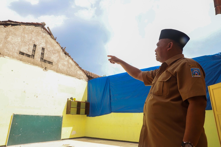 Bupati Sleman cek ambruknya atap SD Negeri Kledokan, tegaskan renovasi bulan Mei