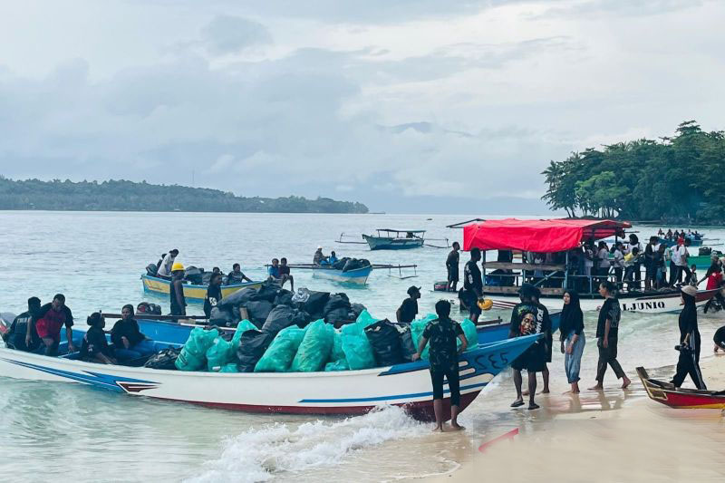 43 penggiat lingkungan gelar aksi bersih laut di Manokwari