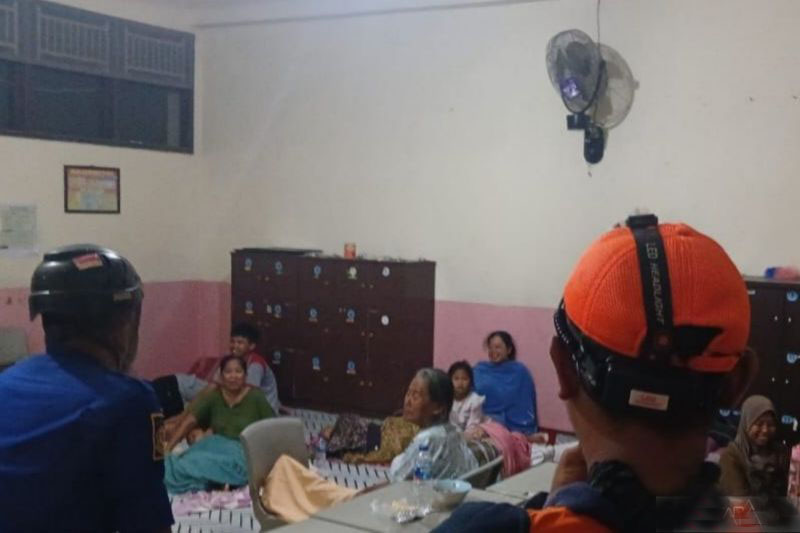 1.300 KK terdampak banjir dan longsor tiga kabupaten di Jabar 1.300 KK terdampak banjir dan longsor tiga kabupaten di Jabar