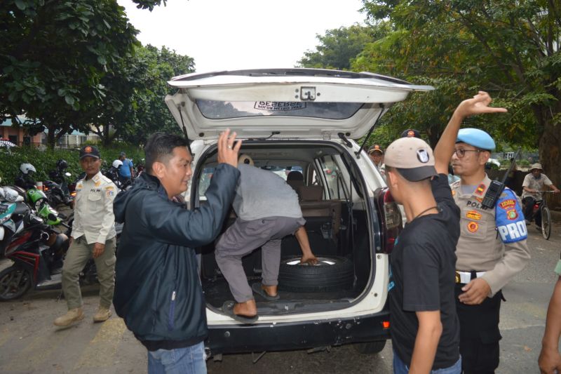 Petugas gabungan amankan empat jukir liar di Kalideres Jakbar Petugas gabungan amankan empat jukir liar di Kalideres Jakbar